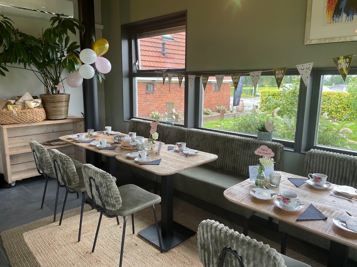 Feestelijk gedekte tafels voor een babyshower
