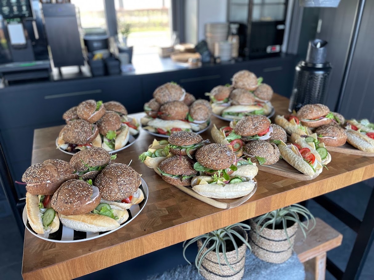 Verzorgde lunch met rijk belegde broodjes voor een groep