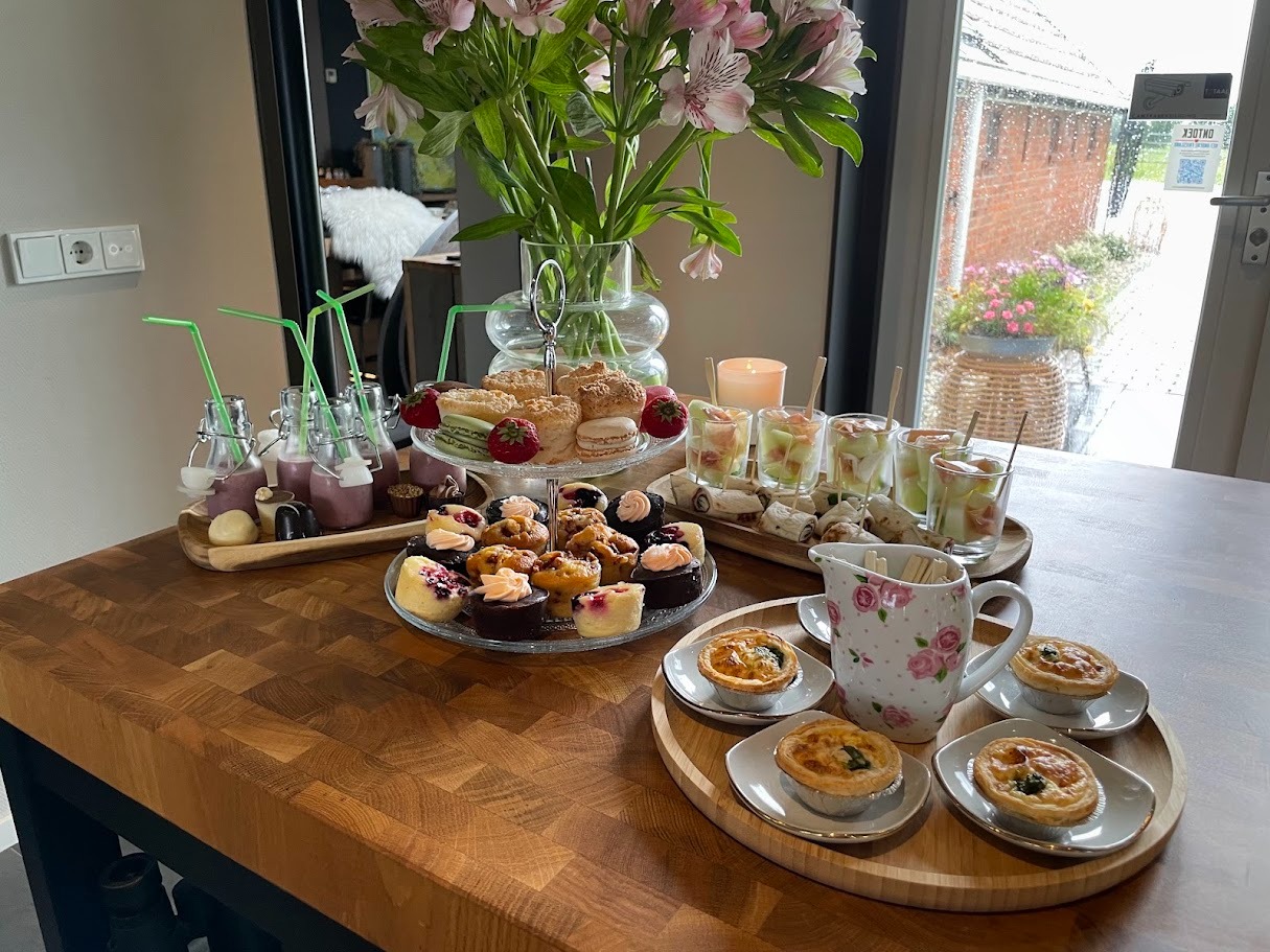 Een complete high tea met zoete en hartige hapjes