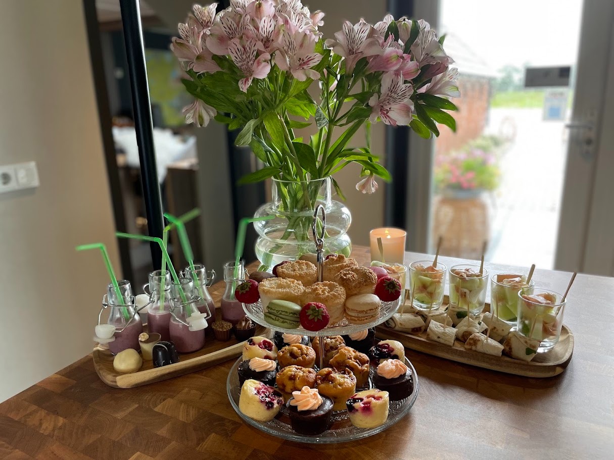Een feestelijk verzorgde high tea bij Tuinkaffee BuitenGewoon